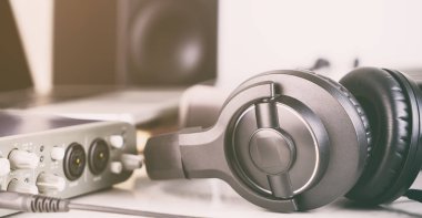 Siyah stüdyo kulaklık ev müzik stüdyosu