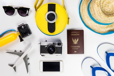 Şık yazlık plaj seyahat obje ve düz lay moda