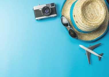 Yaz parlak mavi kopya alanı üzerinde seyahat aksesuarları