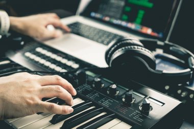 Müzik yapımcısı bilgisayarda ses kaydı