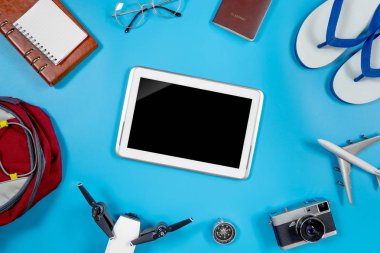Boş Tablet ekran yaz tarafından çevreleyen seyahat nesneleri
