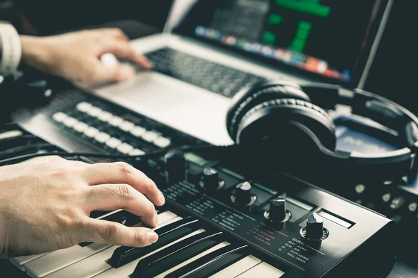 Produtor de música está gravando som no computador — Fotografia de Stock