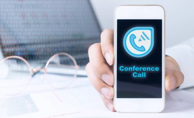 İş adamı üstünde hareket eden telefon konferans araması yapma