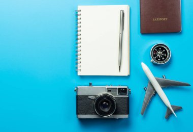 Mavi kopya alanı üzerinde seyahat Blogger yazar aksesuarları