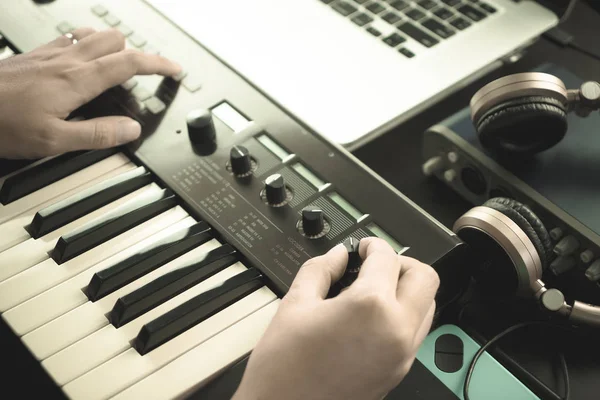 Toetsenist van muziek is het aanpassen van geluid op synthesizer — Stockfoto