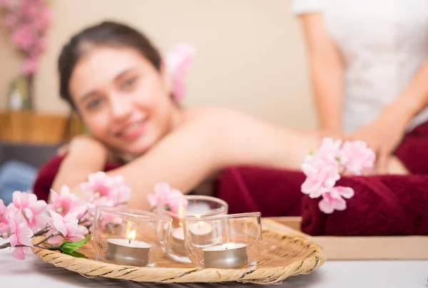Mujeres en cama de hidromasaje con velas de aroma en primer plano —  Fotos de Stock
