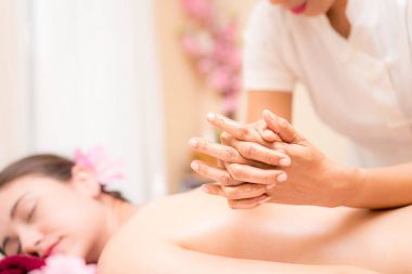 Spa terapisti onun dirseğini kadınlarla Masaj.