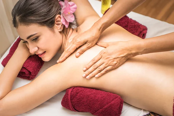 Terapeuta Spa está frotando a las mujeres con aceite de aroma . —  Fotos de Stock