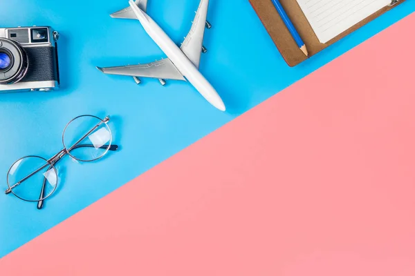 파란색과 분홍색 복사 공간에 비행기와 여행 개체 — 스톡 사진