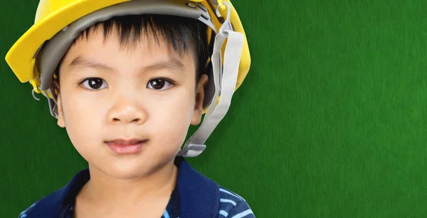 Інженер хлопчик капелюсі безпеки на дошці зелений — стокове фото