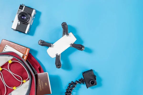 Verpakking van Hi Tech reis gadgets voor vakantie reizen — Stockfoto