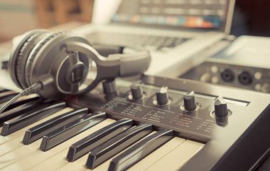 Ev stüdyosu çalışma masası ile klavye ve kulaklık