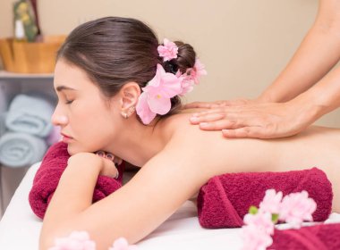 Güzel kadın portre masaj Spa yatağa dönüyor