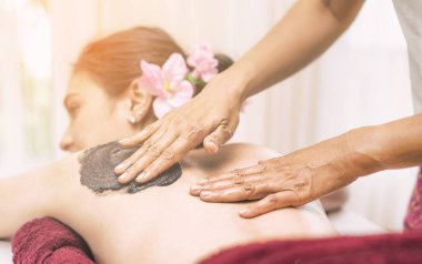 Spa terapisti kömür sürtünme bodur bir kadın arka