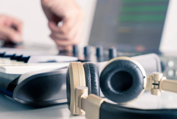 Musiker ljudtekniker arbetar i hem musik studio synthesizer — Stockfoto