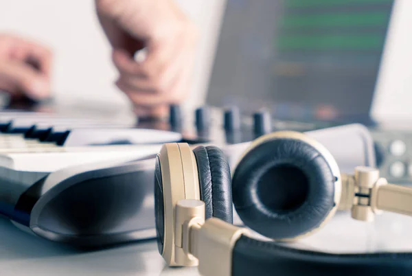 Músico ingeniero de sonido está trabajando en sintetizador de estudio de música en casa —  Fotos de Stock