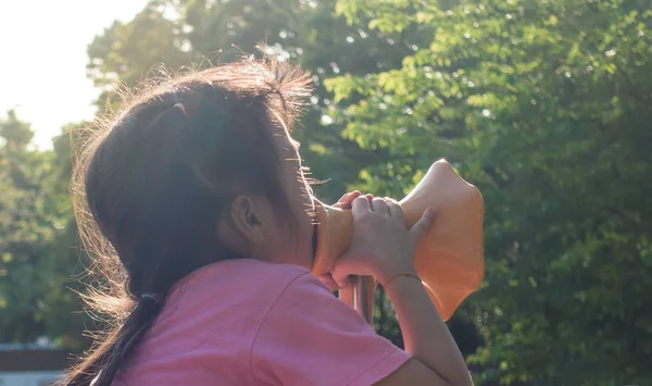 Menina está gritando para fora em playground megafone — Fotografia de Stock