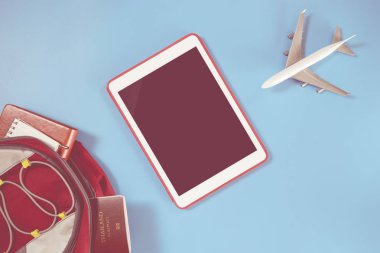 Boş tablet ekranıyla backpacker seyahat nesneleri