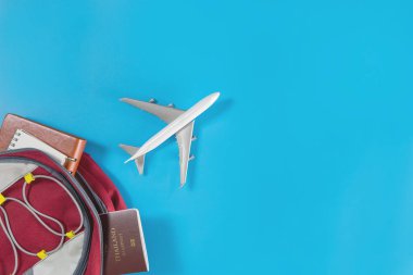 Bir seyahat backpacker çantadan oyuncak uçağı.