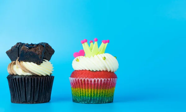 Dos cupcake en azul copia espacio backgorund — Foto de Stock