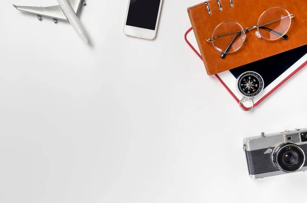 Objetos e equipamentos de viagem isolados no espaço de cópia em branco — Fotografia de Stock