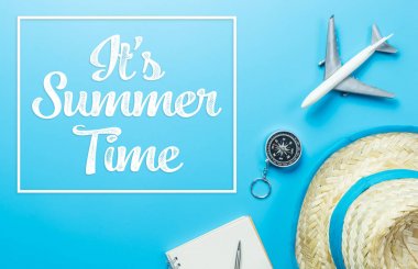 seyahat aksesuarları nesneler üzerinde mavi yaz saati seyahat kavramı