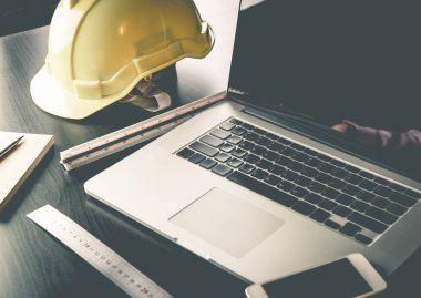 Mühendis çalışma masası bilgisayar ve araçları ile 