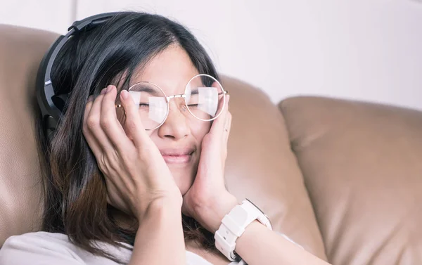 Las mujeres están brillando escuchando canciones de amor —  Fotos de Stock