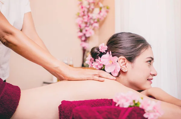 Donne mezze nude sdraiate su un letto Spa per massaggi — Foto Stock