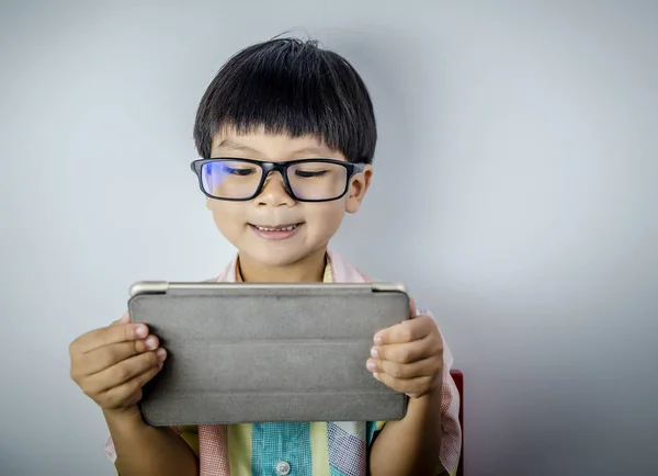 Niño pequeño está viendo contenidos traviesos en Internet —  Fotos de Stock