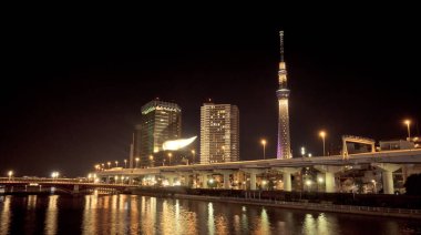Tokyo Skytree ve Asahi bina olduğunu sakin gece.
