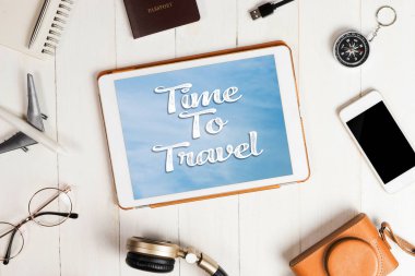 gökyüzü metin seyahat için zaman tablet ekranıyla