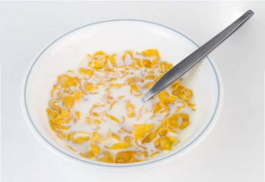 Bir whtie kase sütlü Mısır pul tahıl