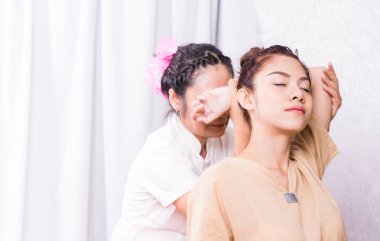 Terapist Tay masajı kursu bir kadın kol germe