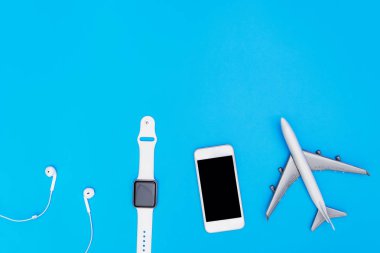 Mavi kopya alanı üzerinde el aksesuarları nesneleri seyahat