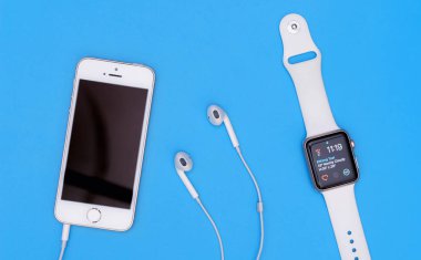 Apple iphone ve Apple Watch için mavi arka plan üzerinde.
