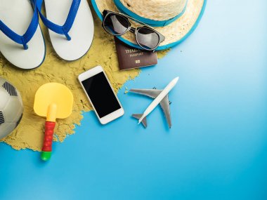 Yaz moda oyuncak ve nesneler üzerinde mavi kopya alanı