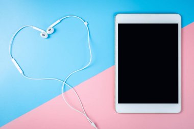 Tablet ve kulaklık üzerinde pastel için sahte kadar arka plan