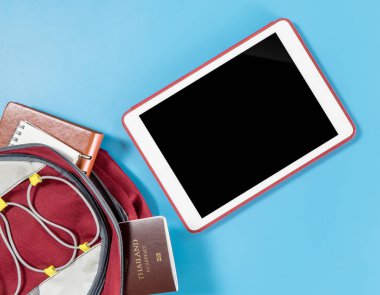 Seyahat backpacker Web sitesi uygulama kadar alay etmek için boş tablet ekran