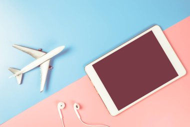Uçakla seyahat konsepti için yukarı sahte için tablet boş