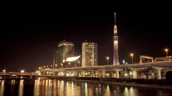 Tokyo Skytree a Asahi budova je rozveselit v noci. — Stock fotografie