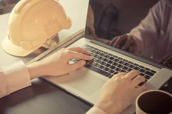 Affärsman i byggbranschen arbetar på dator — Stockfoto