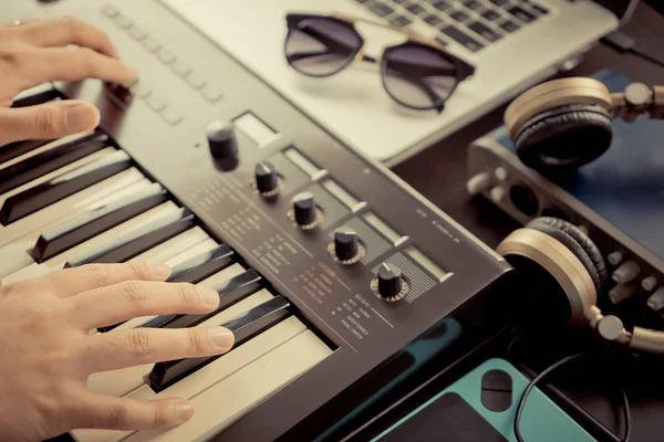 Músico está gravando Teclado para Computer Music Studio — Fotografia de Stock