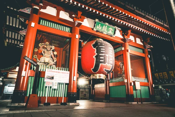 La gente sta camminando attraverso il cancello rosso del santuario di Sensoji . — Foto Stock