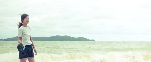 Chica caminando en una playa de la isla en panorama —  Fotos de Stock