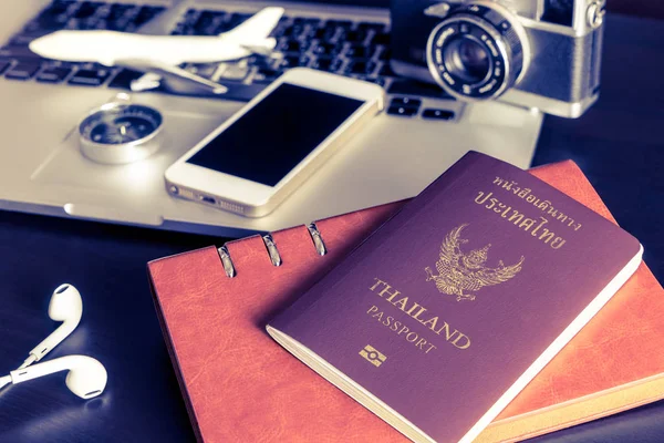 Thajské passport s cestovní objekty v tabulka sady office — Stock fotografie