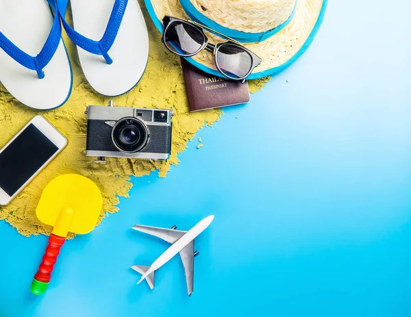 Summer Beach juguetes de viaje y objetos en el espacio de copia azul — Foto de Stock