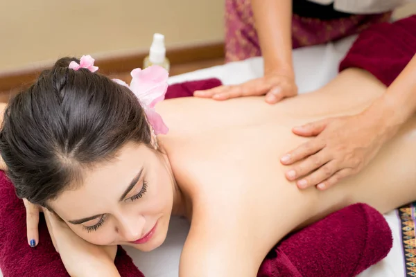 Naakte vrouwen krijgt terug massage van therapeut — Stockfoto