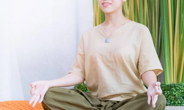 Женщины медитируют в спа-центре в тайском стиле — стоковое фото