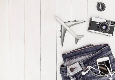 Hipster seyahat nesneleri üzerinde beyaz ahşap kopyalama alanı